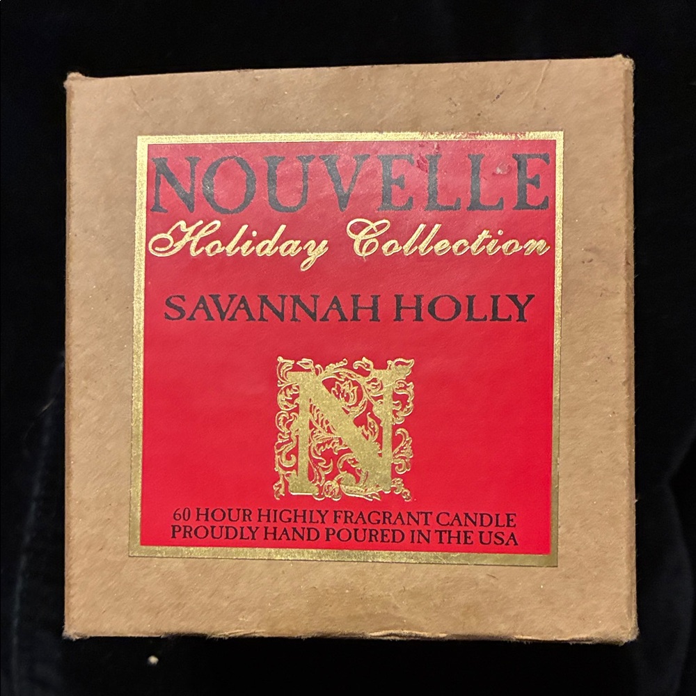 Savannah Holly Holiday Candle - Red